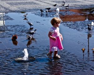 1209814_little_girl_with_pigeons.jpg